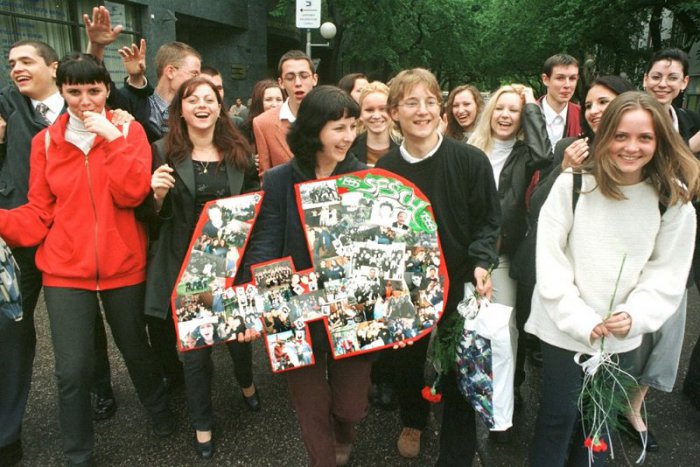 Ilustračný obrázok k článku Skúška dospelosti obrazom: Aká móda bodovala u slovenských maturantov v minulosti?