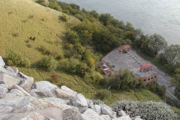 Ilustračný obrázok k článku Amfiteáter v Devíne bude chátrať aj naďalej, dôvodom je neukončený súdny spor