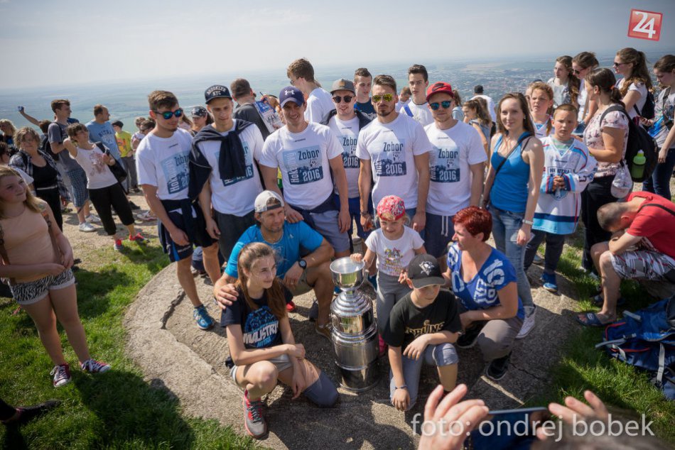 Ilustračný obrázok k článku FOTO: Majstrovský pohár sprevádzali stovky fanúšikov, na Zobor ho vyniesol Juraj Štefanka