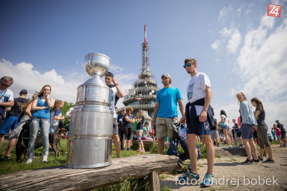 Ilustračný obrázok k článku Súťaž s HK Nitra: Pošlite fotku s majstrovským pohárom Vladimíra Dzurillu a vyhrajte dres!