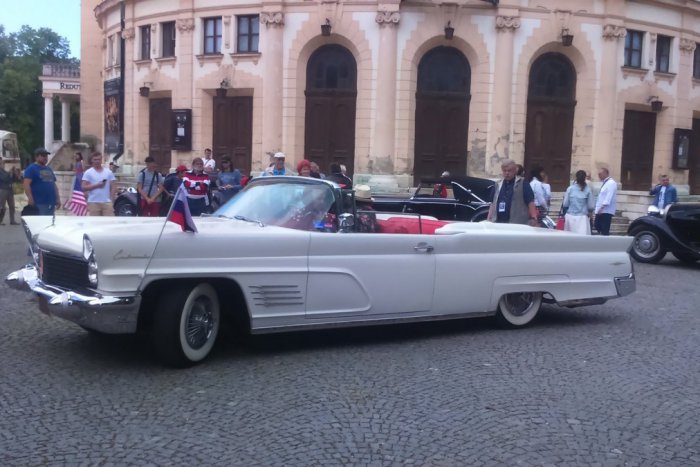Ilustračný obrázok k článku Parádne auto v Spišskej strhlo veľkú pozornosť: V meste sa objavil lincoln, v akom sa vozil Elvis Presley!