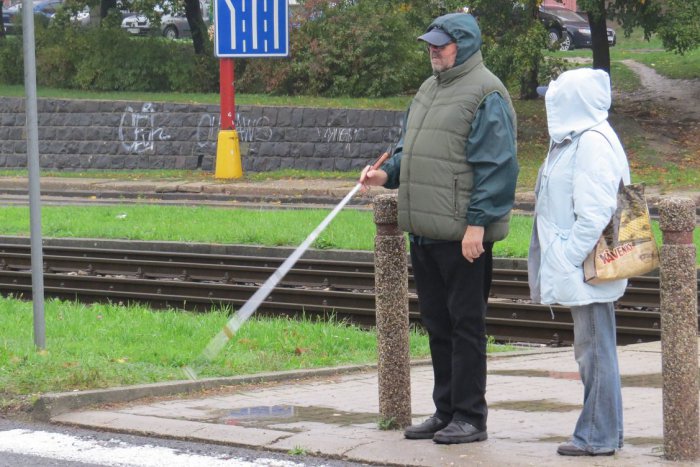 Ilustračný obrázok k článku Ako môže vysielačka pomôcť nevidiacemu prekonať bariéry?