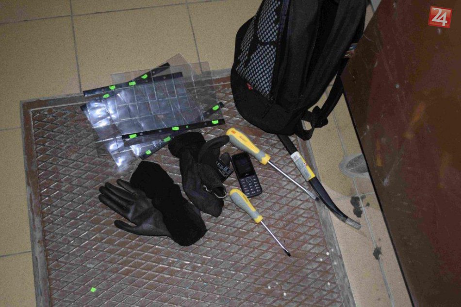 Ilustračný obrázok k článku FOTO: Úradovanie zlodeja v paneláku. V Bystrici sa vlámal do troch bytov, štvrtý pokus bol osudný