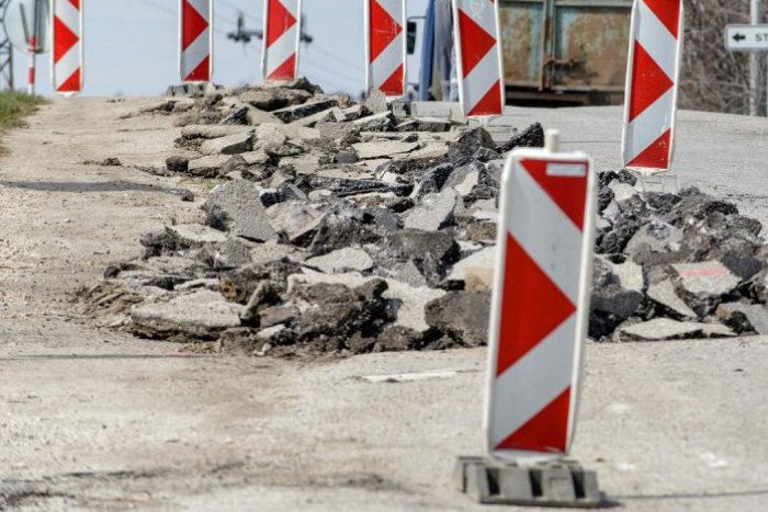 Ilustračný obrázok k článku Cesta v Považskom Chlmci je uzavretá: takto sa to dotkne známej linky MHD!