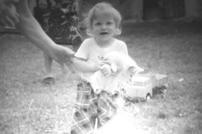 Ilustračný obrázok k článku SERIÁL: Bystrickí poslanci za detských čias. Spoznáte chlapca s mačkou na rukách?