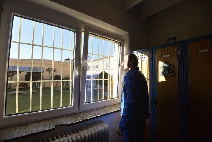 Ilustračný obrázok k článku Skúška dospelosti za mrežami. 10 väzňov maturuje, necelá stovka sa vyučí remeslu