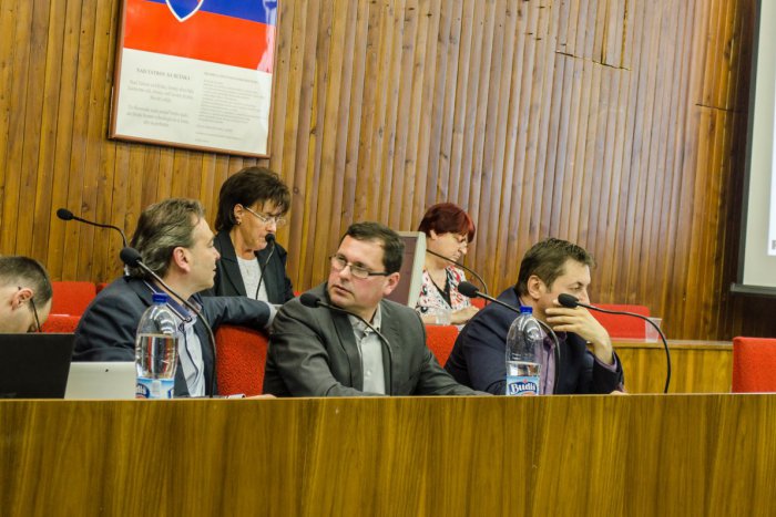 Ilustračný obrázok k článku Búrlivá diskusia medzi zvolenskými poslancami. Rozkol pre výšku dotácií na futbal a hokej