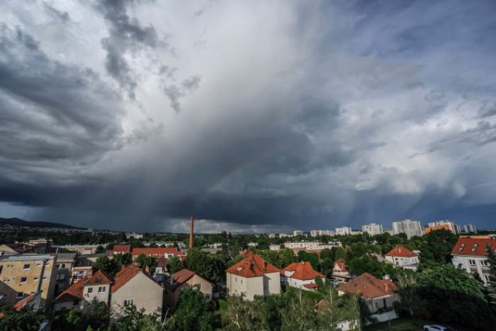 Ilustračný obrázok k článku RANNÁ ŠTVORKA: Dnes budeme viac pod dáždnikom ako na slnku. Aj s továrňou na zábavu!