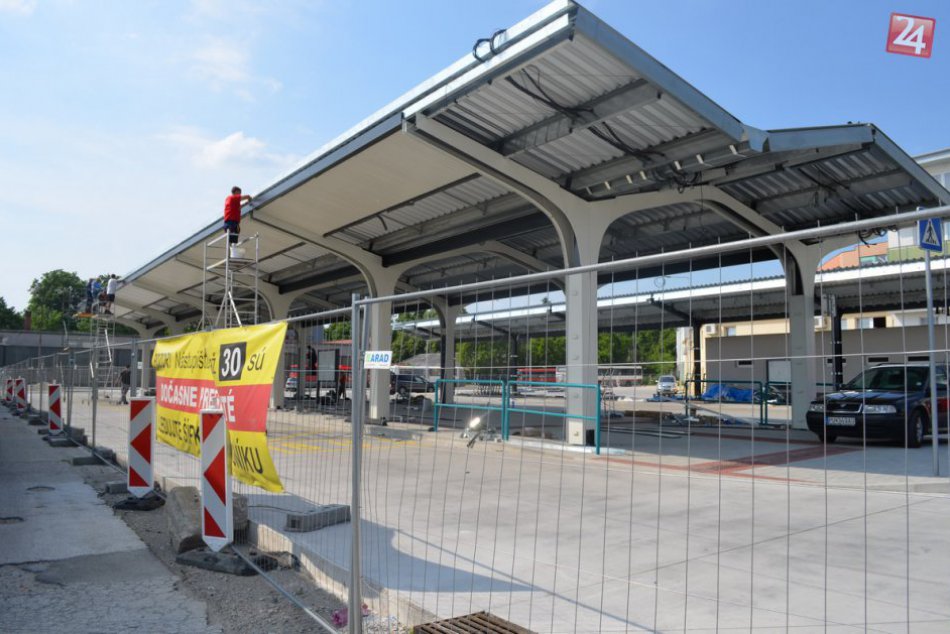 Ilustračný obrázok k článku AKTUÁLNE FOTO: Na stanici prebieha montáž prístreškov. Arriva Nitra musí prehodnotiť harmonogram