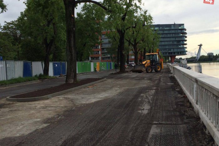 Ilustračný obrázok k článku Nová Dunajská promenáda opäť vyvolala búrlivé diskusie. Zmiešané prostredie je nebezpečné pre chodcov i cyklistov