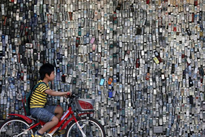 Ilustračný obrázok k článku KURIOZITA DŇA: Chcete telefonovať? Priložte ucho k stene