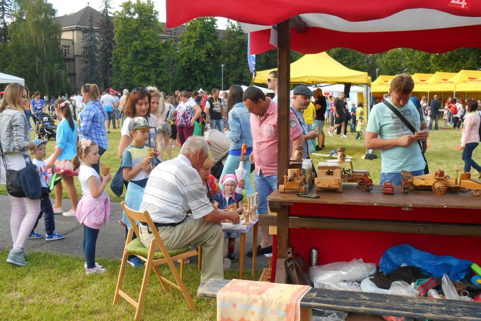 Ilustračný obrázok k článku Čapované pivo z klavíra aj kopa domácich jedál. Leto do Zvolena prinesie obľúbený trh