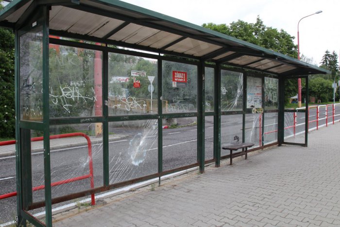 Ilustračný obrázok k článku Električkové zastávky v Karlovej Vsi čakajú opravy