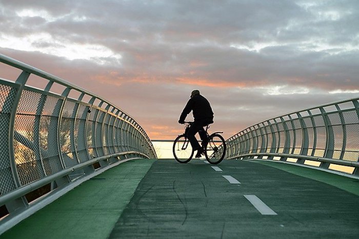 Ilustračný obrázok k článku Cyklomost Slobody priťahuje stále viac ľudí