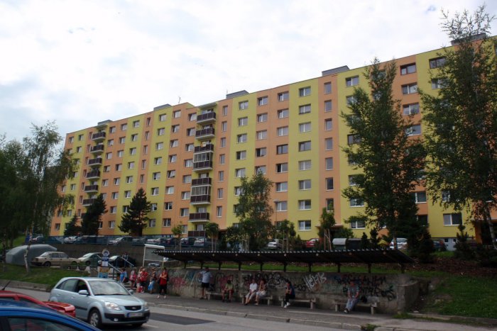 Ilustračný obrázok k článku Trojica chlapov opojená alkoholom pred panelákom na Klačne sa nevládala rozprávať s policajtami