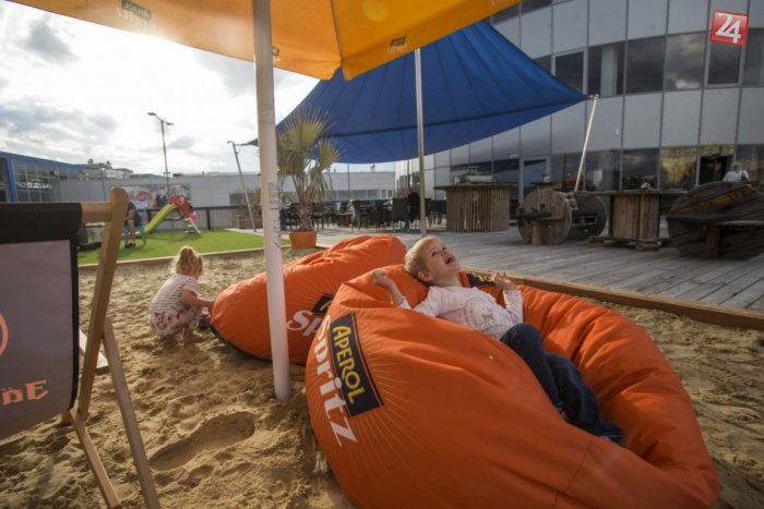 Ilustračný obrázok k článku Sedieť na pláži, jesť dobroty z grilu a mať postarané o deti súčasne sa dá naraz aj v Poprade: Najnetradičnejšia terasa pod Tatrami