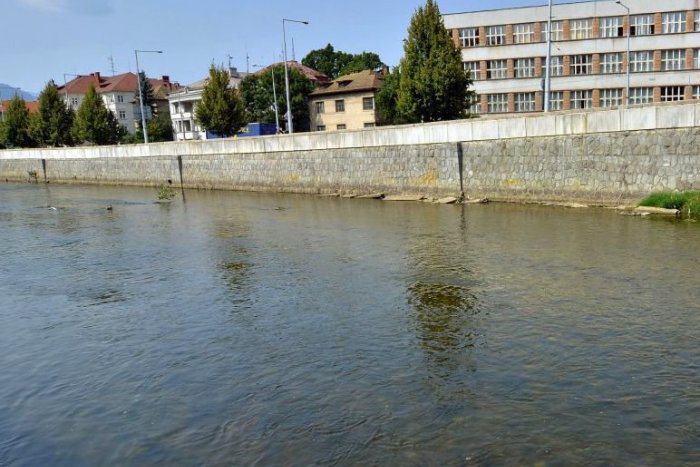 Ilustračný obrázok k článku Kuriózny útek pred políciou. Muž v Bystrici skočil do vody a preplával Hron