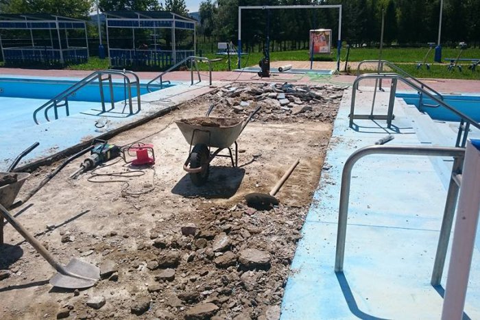 Ilustračný obrázok k článku FOTO: Na kúpalisku Sun Park sa vyhŕňajú rukávy vo veľkom. Vieme, na čom sa pracuje!