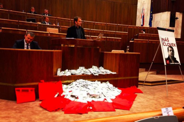 Ilustračný obrázok k článku Bašternák ako kamoš policajtov, Lipšic trpiaci stihomamom. V parlamente sa váľalo 12 miliónov eur!