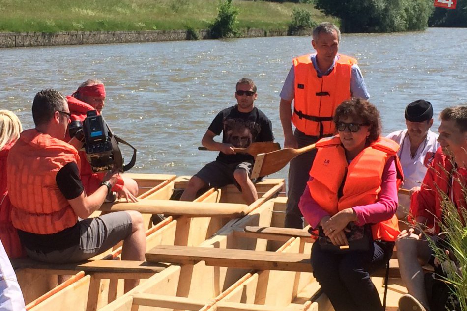 Ilustračný obrázok k článku FOTO a VIDEO: Plte po rokoch opäť na Hrone! Splav si vyskúšala aj primátorka Zvolena