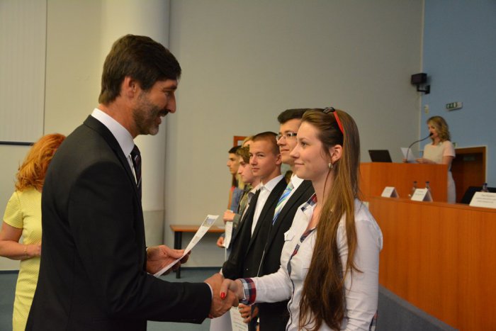 Ilustračný obrázok k článku Župan ocenil viac ako dve desiatky stredoškolákov: medzi nimi ani jeden Ružomberčan?!