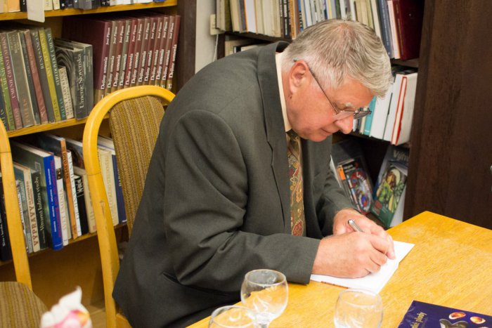 Ilustračný obrázok k článku Spisovateľ Jozef Bily v ROZHOVORE. Prezradil aforizmus o Zvolene aj príhodu z gymnázia