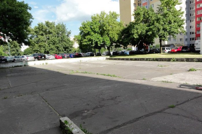 Ilustračný obrázok k článku Namiesto starého ihriska nové parkovisko. Petržalčanom pribudne tridsať parkovacích miest