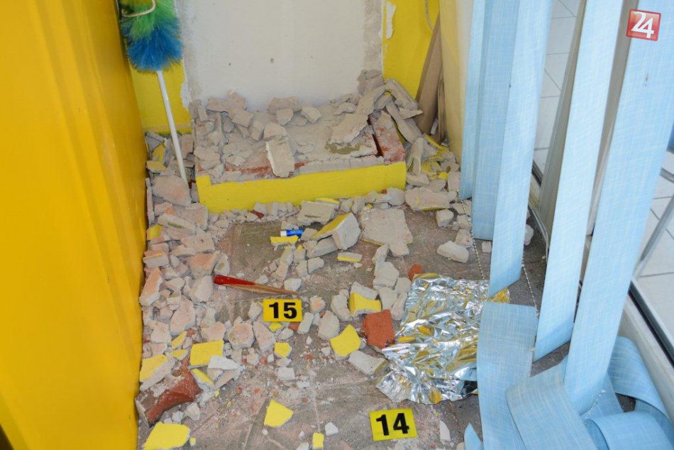 Ilustračný obrázok k článku FOTO: Úradovanie zlodeja v bystrickej stávkovej kancelárii. Trezor vysekal priamo zo steny