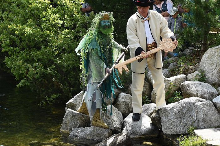 Ilustračný obrázok k článku OBRAZOM: Štrbské pleso je odomknuté, Tatranci sa tešia na letných turistov