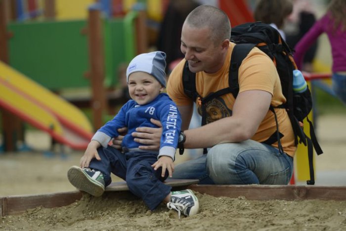 Ilustračný obrázok k článku Otcov na materskej pribúda. Užiť si môže ratolesť, kým matka zarába
