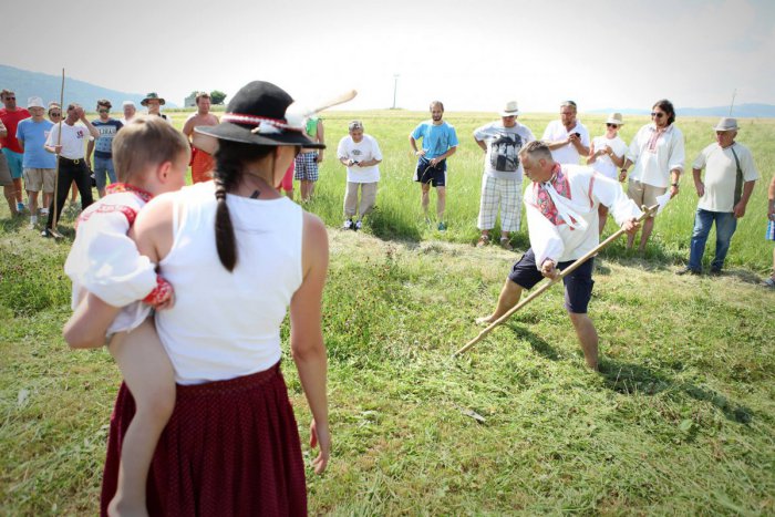 Ilustračný obrázok k článku VIDEO: Veľké meranie síl koscov a hrabačiek. Na lúky v Pohorelej miera zo Slovenska aj zahraničia