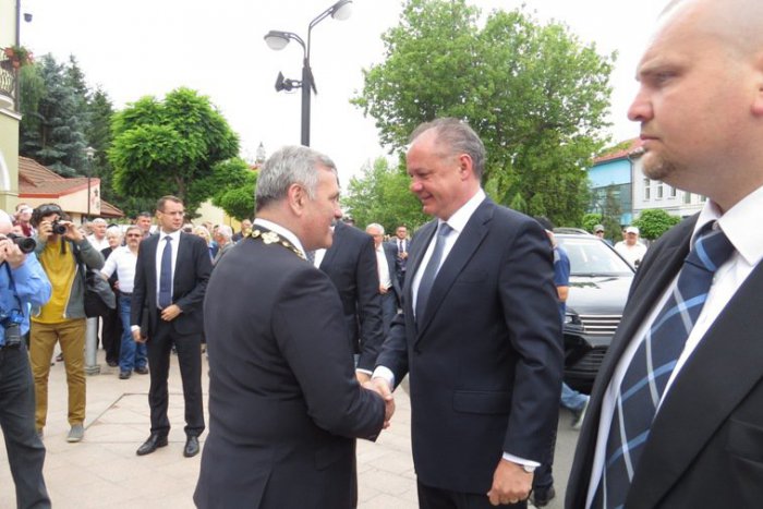 Ilustračný obrázok k článku Prezident Kiska v Michalovciach, ako to vyzeralo pri jeho príchode? Zábery z jeho vítania v našom meste