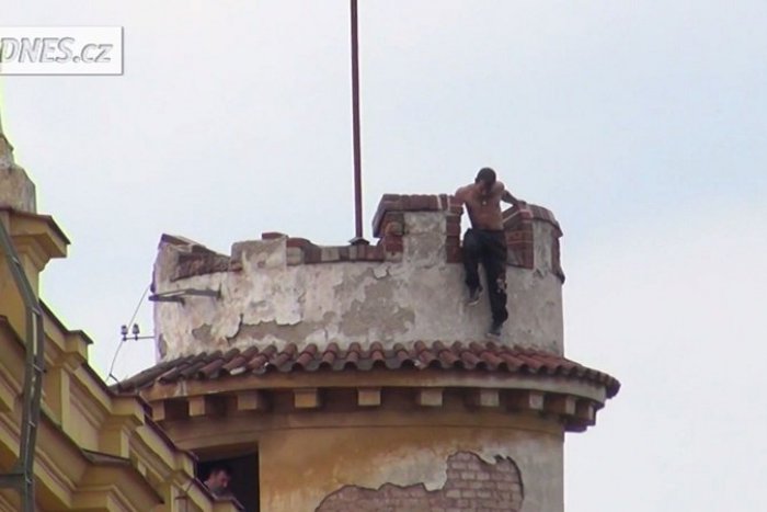 Ilustračný obrázok k článku Vyjednávacia dráma v Prahe trvala celý deň. Zo strechy rovno na psychiatriu