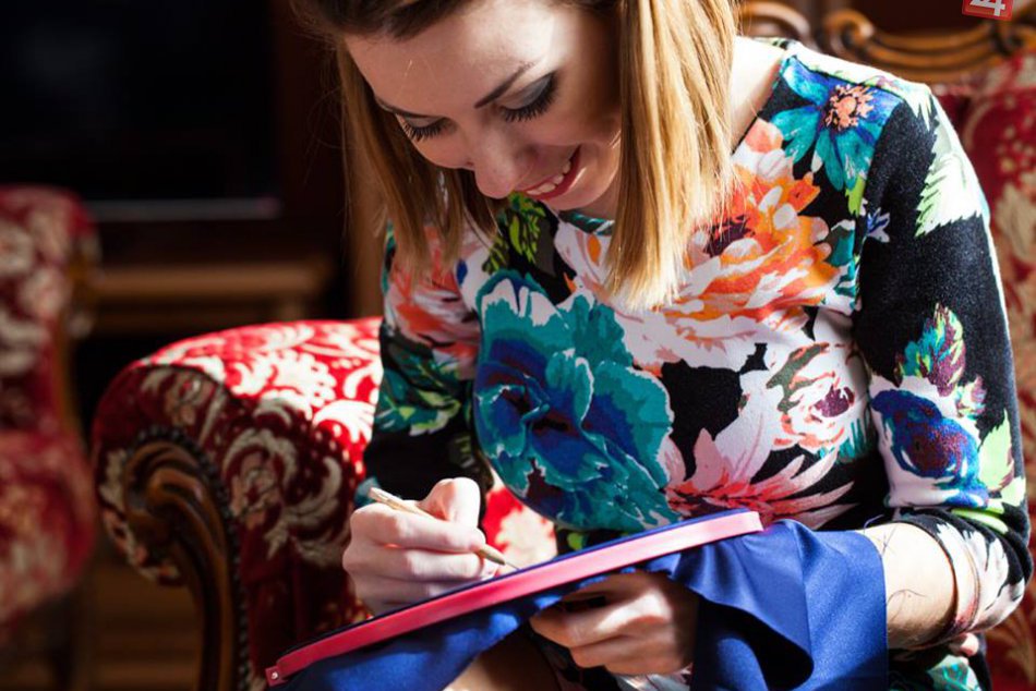 Ilustračný obrázok k článku Breznianke učarovali tradície. Vyrába oblečenie inšpirované folklórom