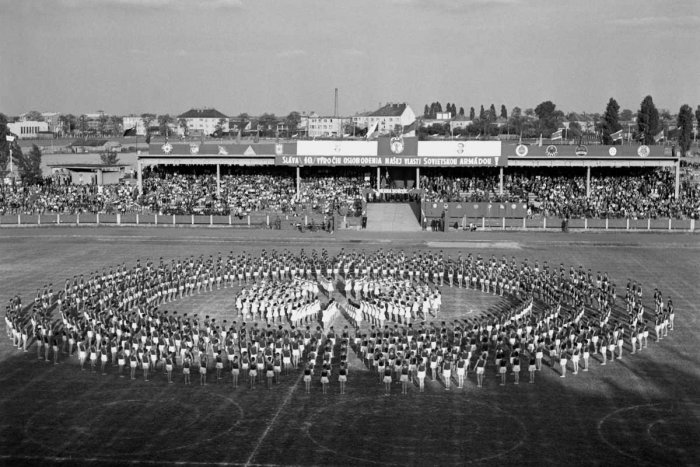 Ilustračný obrázok k článku Unikátne zábery prvej spartakiády v Košiciach: Obtiahnuté trenky i hrdosť v očiach hovoria za všetko :)