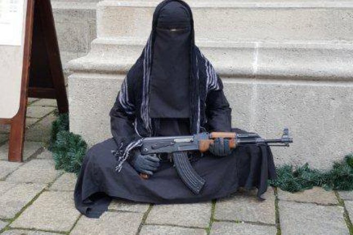 Ilustračný obrázok k článku Z KAŽDÉHO KÚTA: Bratislavčanov vystrašila figurína so zbraňou