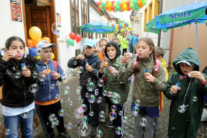 Ilustračný obrázok k článku Netradičný pokus o rekord. Bystrická škola bude krstiť bublinami