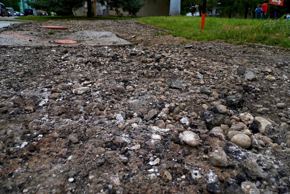 Ilustračný obrázok k článku V Rožňave sa už opravujú chodníky: Kompletný ZOZNAM, ulica po ulici, FOTO