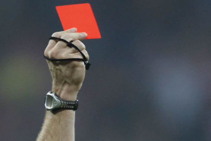 Ilustračný obrázok k článku Tri červené karty v boji o záchranu: Kvačany privítali súpera z Ľubochne