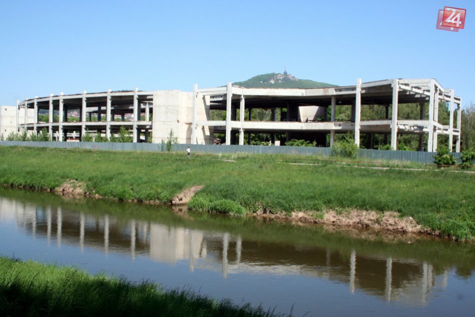 Ilustračný obrázok k článku Chátrajúci skelet v Nitre: Investor žiada o dodatočné povolenie na jeho dostavbu