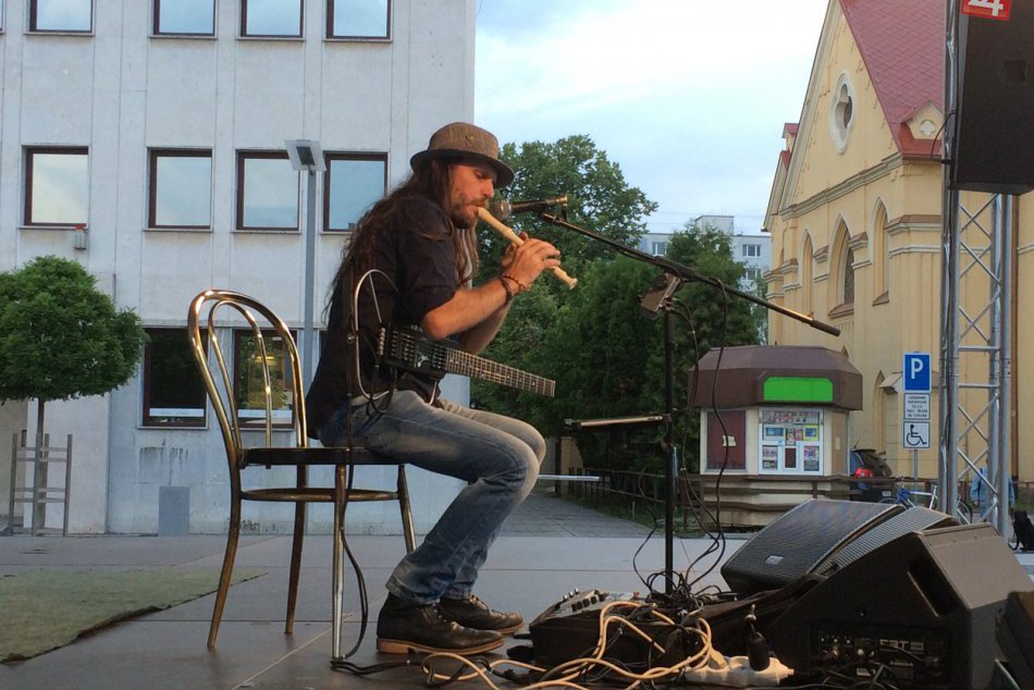 Ilustračný obrázok k článku VIDEO a FOTO: Geniálny gitarista na námestí. Hra, ktorou si získal Zvolenčanov