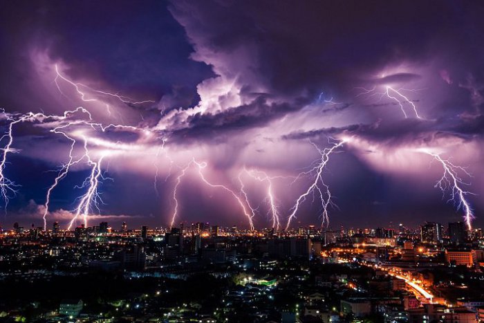 Ilustračný obrázok k článku Najčastejšie mýty o blesku: Priťahuje mobil "hnev bohov" a ochránia nás pred ním gumáky?