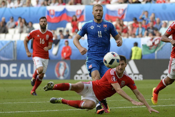 Ilustračný obrázok k článku Futbalové zápasy Slovenska na ME pod holým nebom sledovať nebudeme: Premietanie je zrušené!