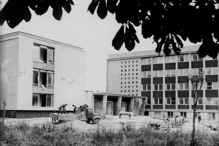 Ilustračný obrázok k článku Stála 9 miliónov Kčs a bola najmodernejšou svojho druhu: Dobové FOTO z výstavby známej školy v Prešove