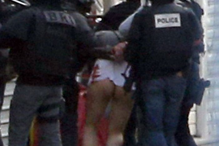 Ilustračný obrázok k článku SVET O SLOVENSKU: Vo Francúzsku odsúdili slovenského exhibicionistu. Onanoval pred matkami s deťmi