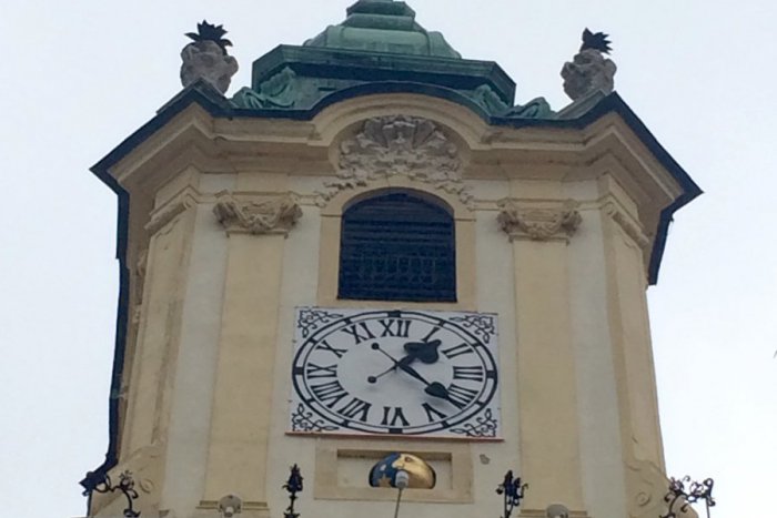 Ilustračný obrázok k článku Hodiny na radničnej veži sú po štyroch týždňoch opravené