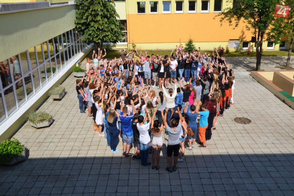 Ilustračný obrázok k článku FOTO: Revúcke školy spojil nevšedný projekt. Vznikali aj niekoľkometrové reťaze