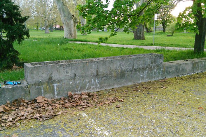 Ilustračný obrázok k článku Fotky z Hlohovca, nad ktorými budete krútiť hlavami: Komu už len toto mohlo skrsnúť v hlave?!