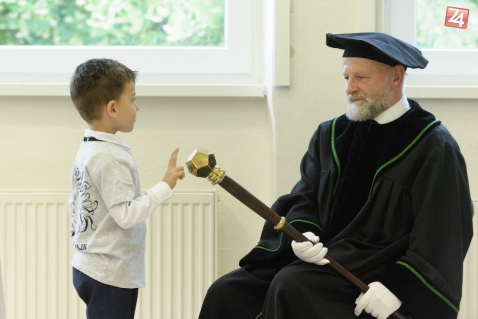Ilustračný obrázok k článku Škôlkari ukončili ročné štúdium na vysokej škole: Na záver ich čakali štátnice a promócie, FOTO