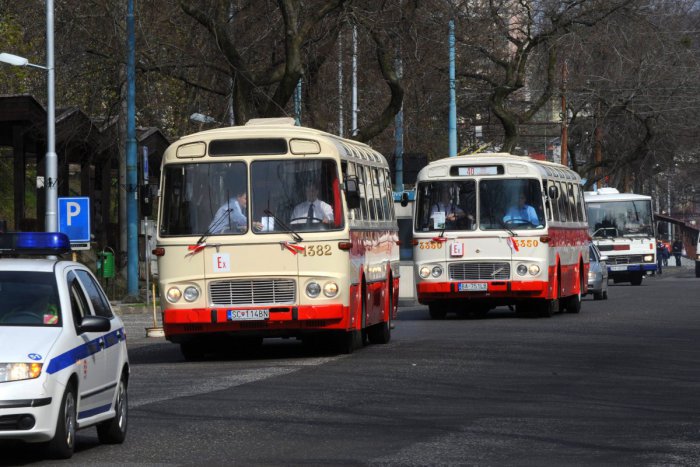 Ilustračný obrázok k článku Hotová lahôdka pre milovníkov veteránov: Historické autobusy priamo pod Urpínom
